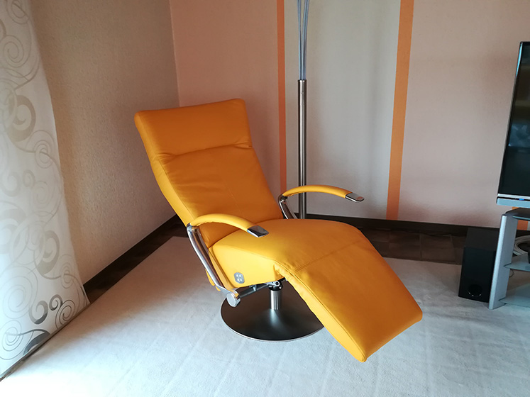 Kundenfoto - Relaxsessel Scoop im Leder Napoli 8350 Mimosa mit elektrischer Verstellung über einen Edelstahl Taster